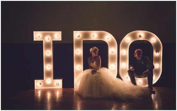 Trang trí chữ đám cưới hiệu ứng đèn led - xu hướng "sáng" nhất hiện nay