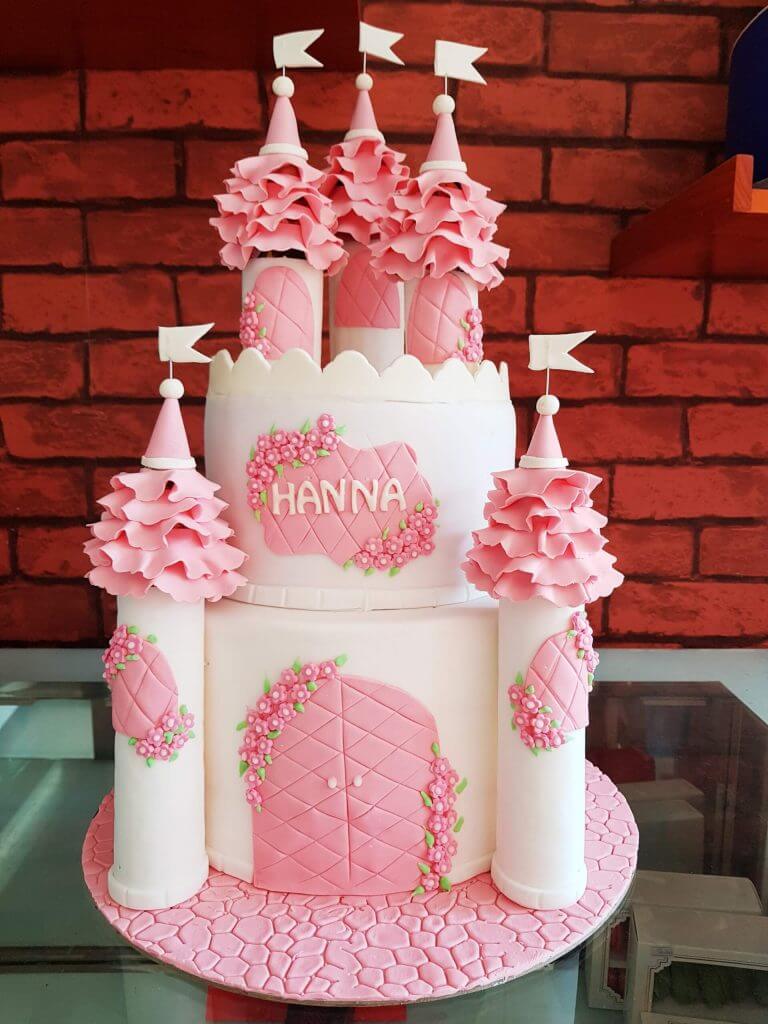 banh fondant hinh toa lau dai mau hong de thuong tang be gai