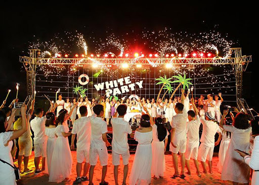 Tiec-tan-nien-la-gi-y-nghia-cua-tiec-tan-nien-doi-voi-cong-ty-doanh-nghiep-3 Tiec-tan-nien-la-gi-y-nghia-cua-tiec-tan-nien-doi-voi-cong-ty-doanh-nghiep-3