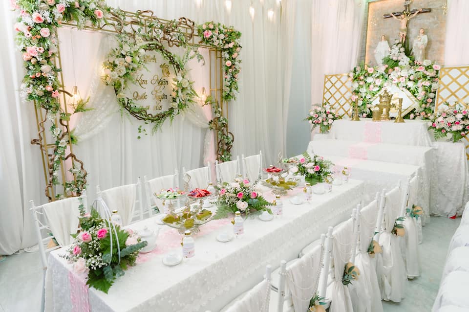 Trang trí bàn thờ gia tiên ngày cưới sao cho đẹp và trang trọng?
