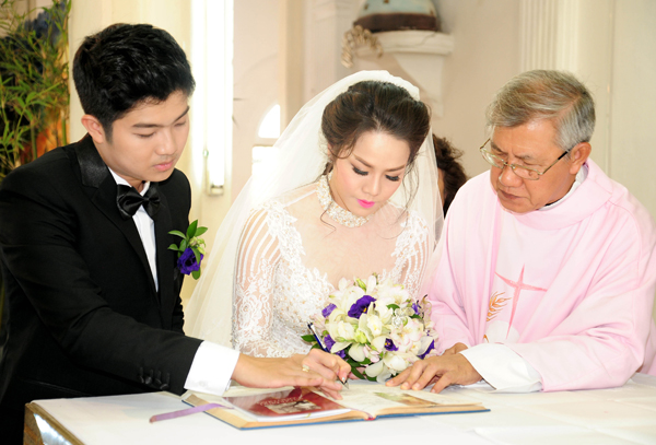 vai-nghi-thuc-le-cuoi-nha-tho-cap-doi-dao-thien-chua (8)